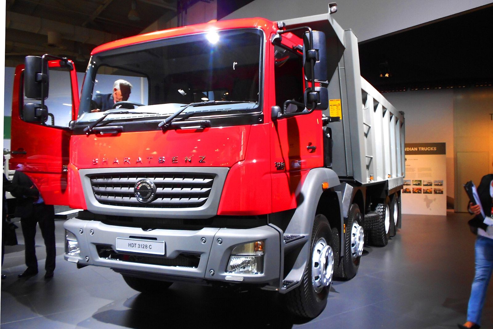 Heavy-duty tipper truck
